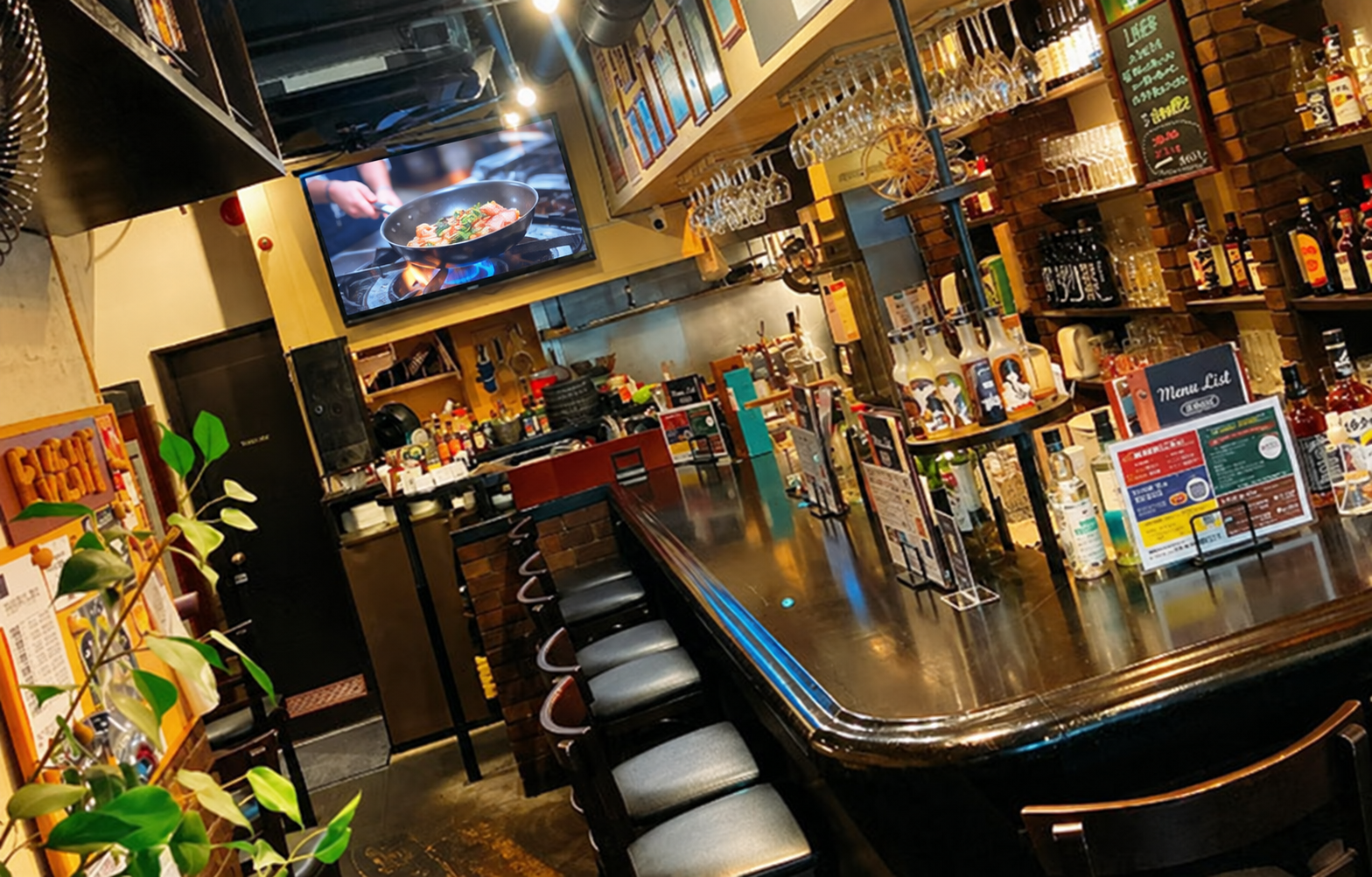新宿バルダイニングイッツ 店内カウンター席とバー空間